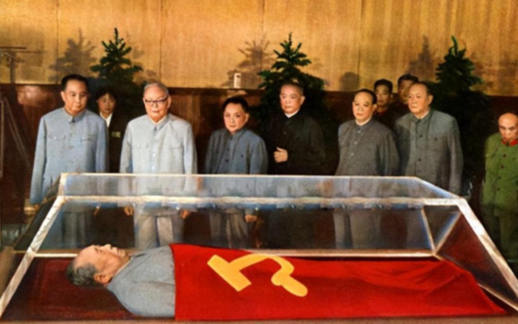 1977年8月的北京，毛主席纪念堂北大厅里气氛紧张。

专家们围着雕像争论不休，