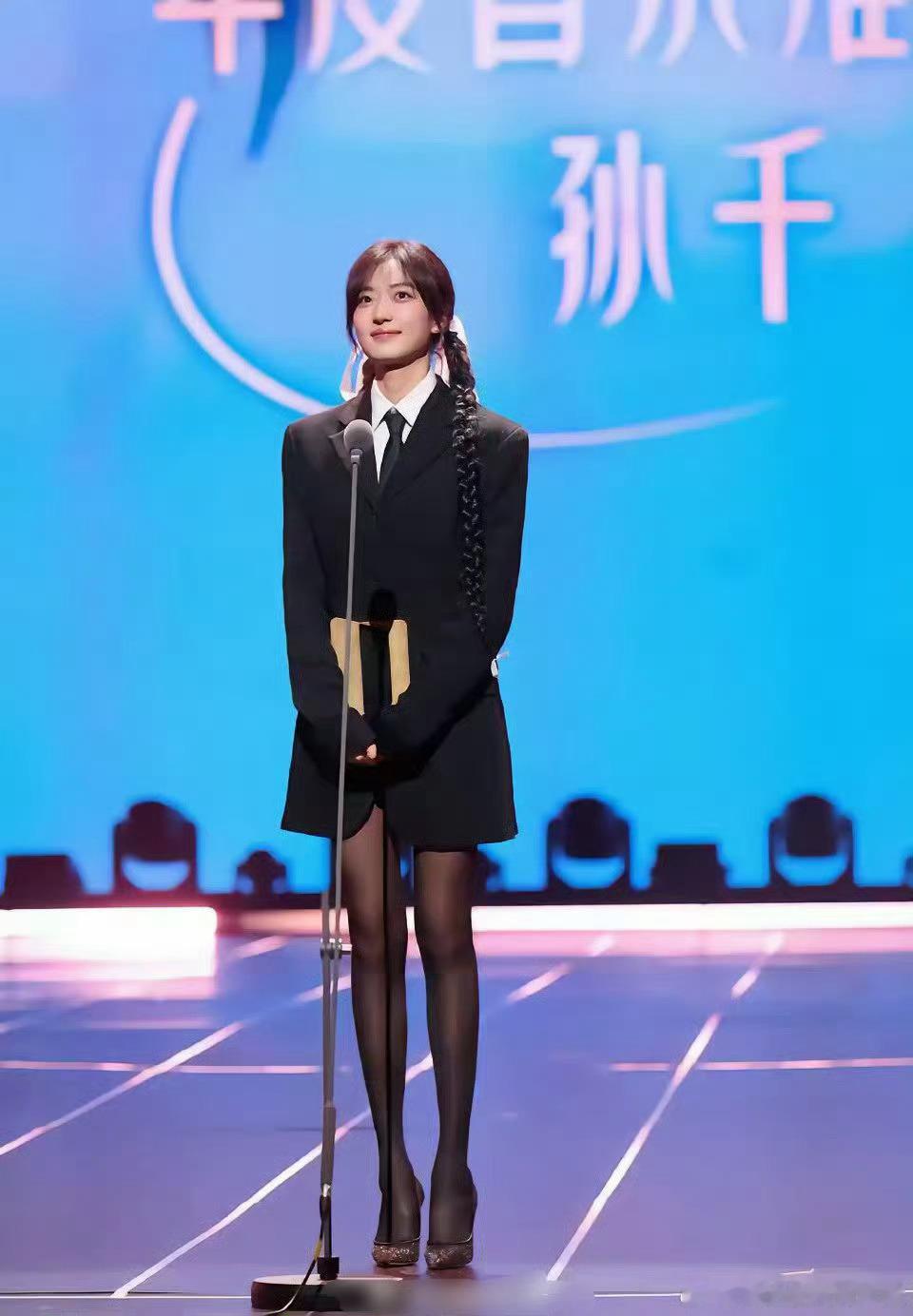 关晓彤第一腿精的身份受到严重挑战，我派出孙千 ​​​