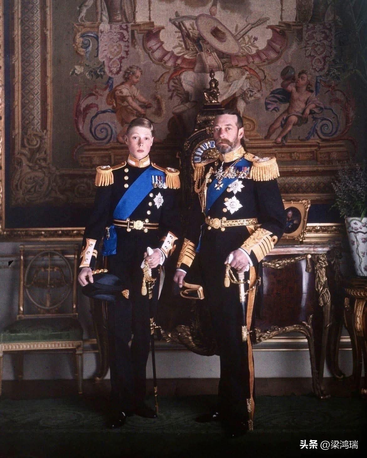 这张照片展示的是英国国王乔治五世（King George V）与他的长子，即当时