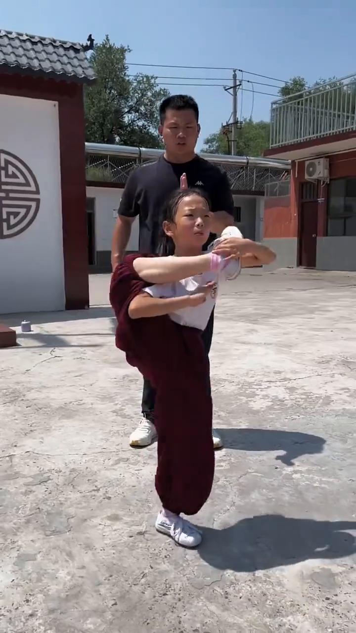 刘依涵到冬练三九，夏练三伏。现在给大家表演一段武术行不行？行走。
站住，快点，往