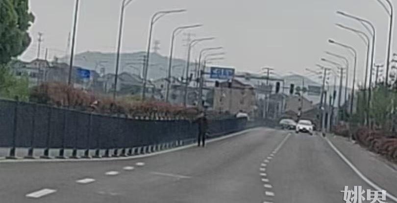 近日，宁波余姚一网格员韩建忠接到求助，称一位九旬高龄老人在车流中扶护栏艰难行走，