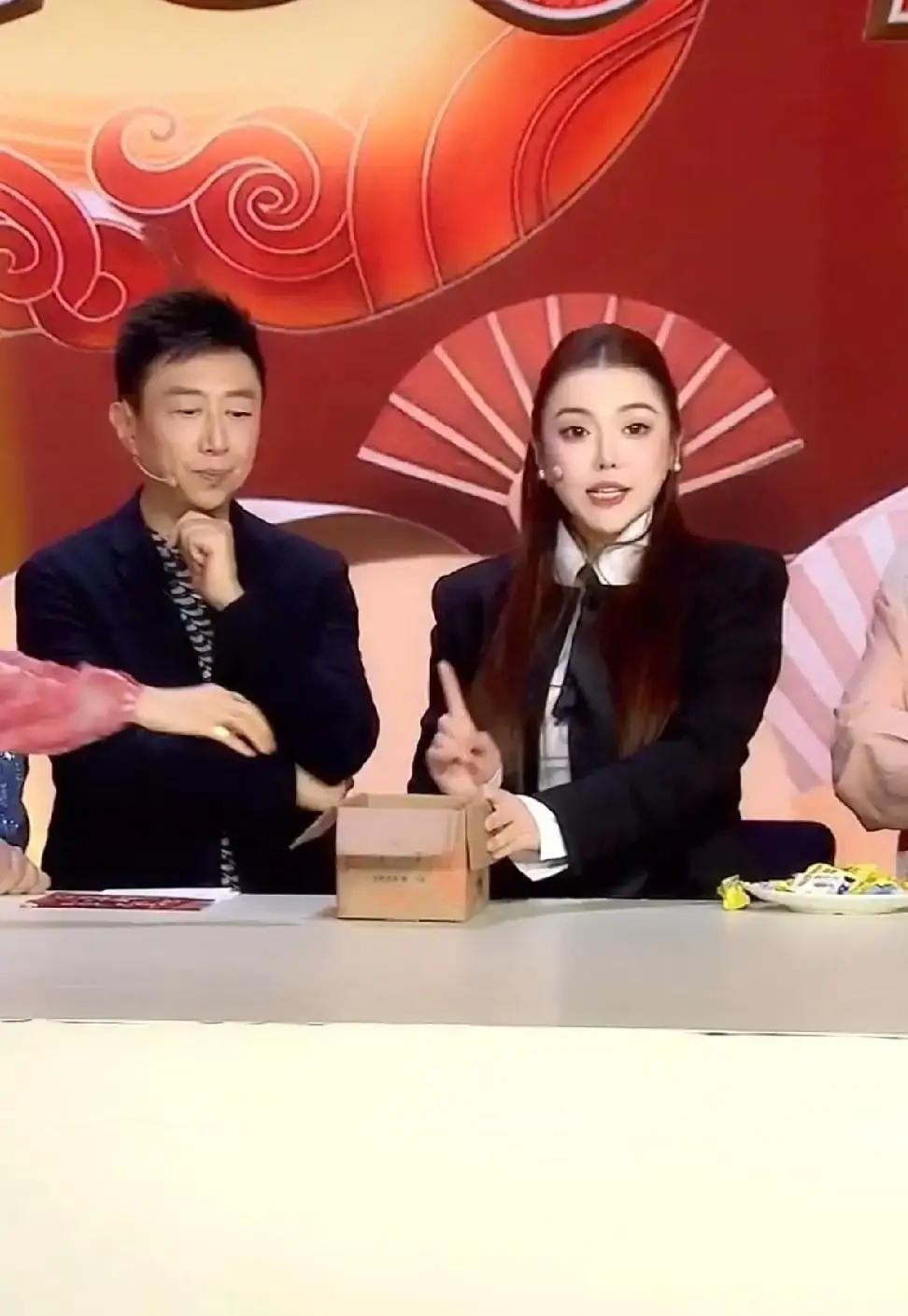 蛋蛋直播时突然把镜头对准自己素颜，说今天不化妆不带货，就想聊聊心里话。

粉丝一