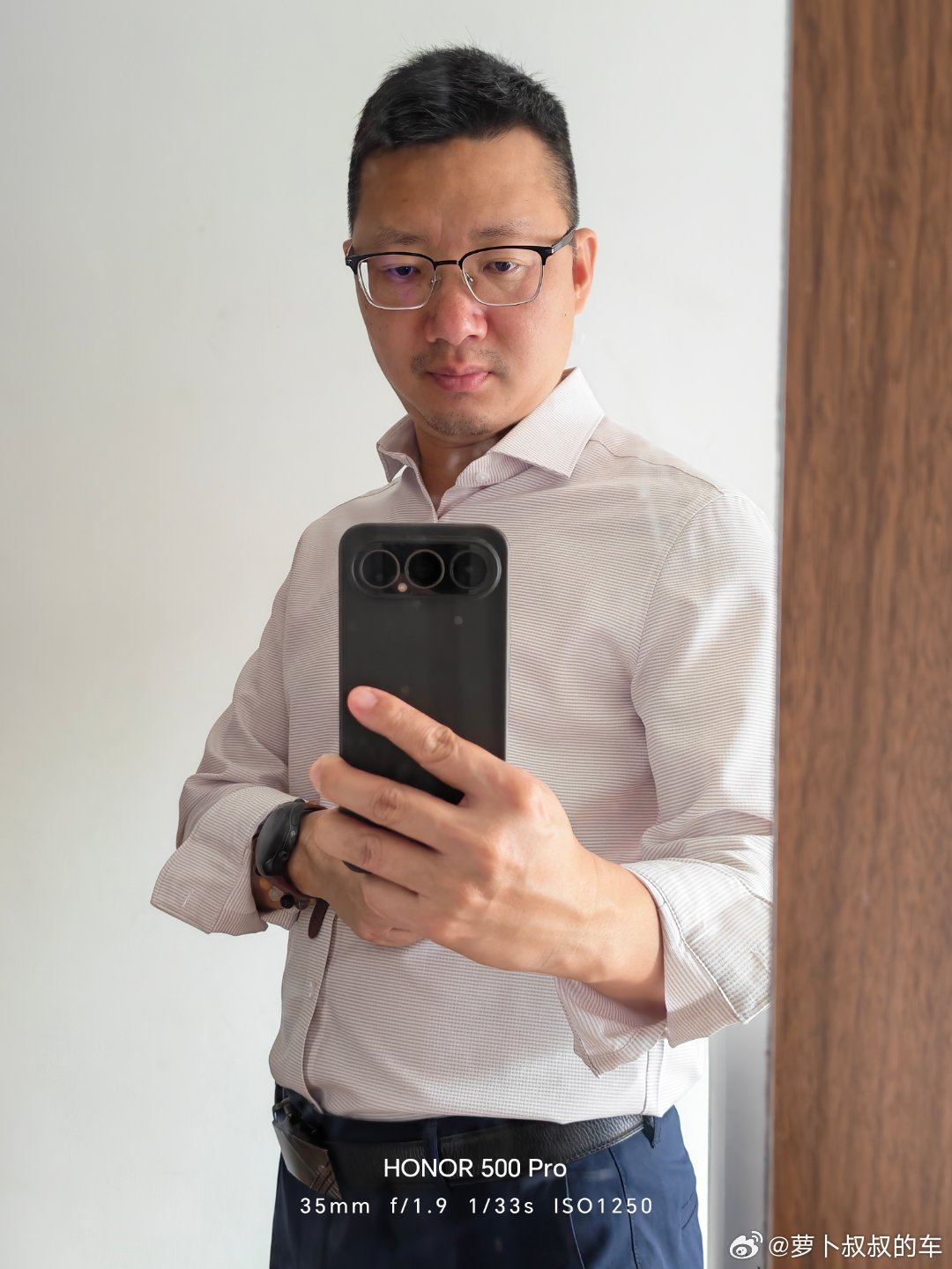 在中年大叔的路上一去不复返，小屏旗舰手机的握持感真心太友好了，拯救我早就压力山大