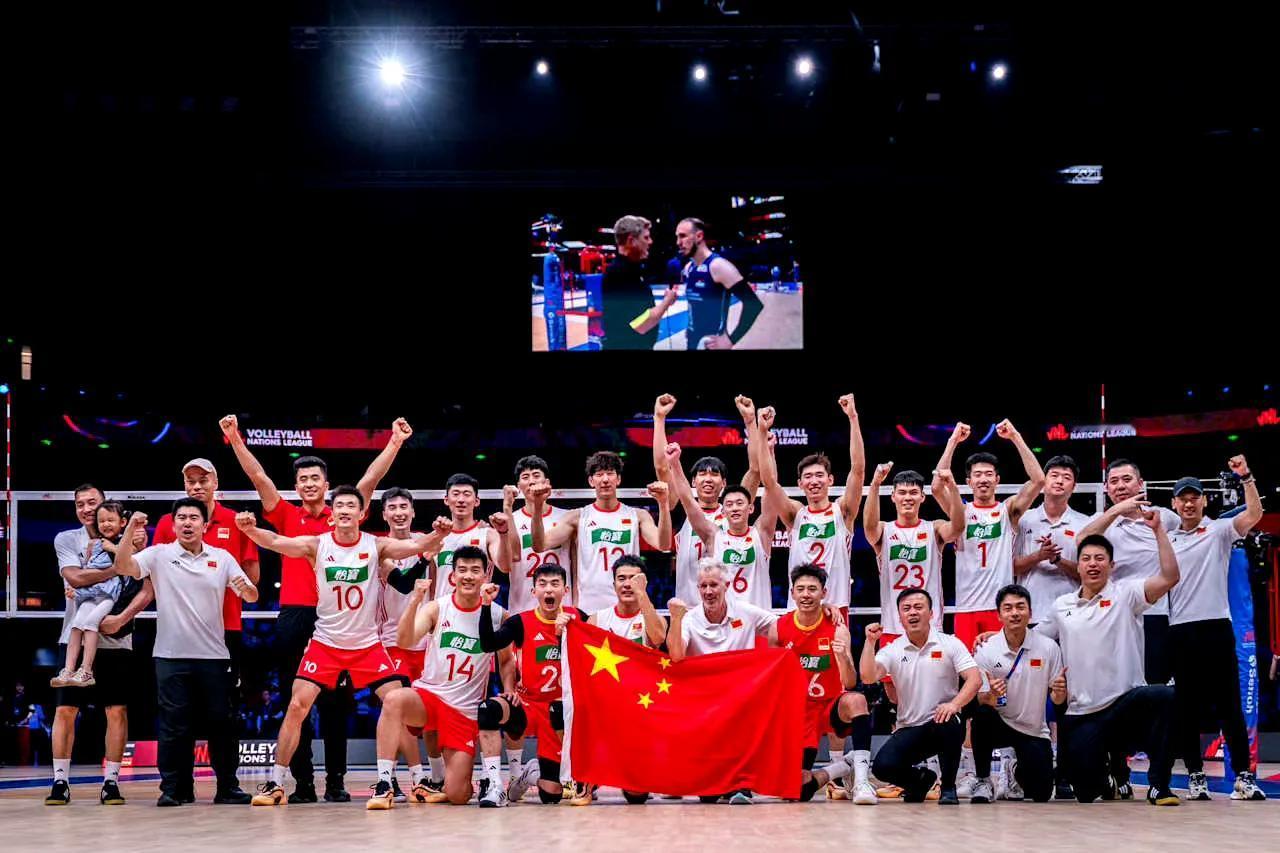 世界排名第二十四位的中国男排逆风飞扬，以一场3:0击败排名第十位的塞尔维亚男排，