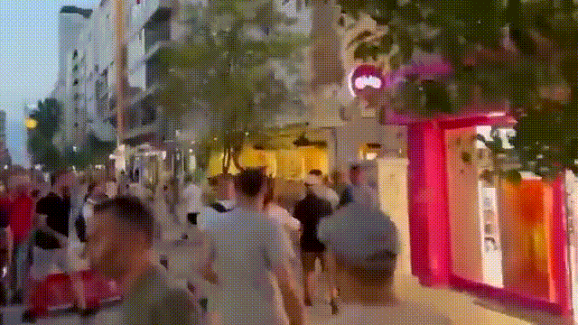 “美军成过街老鼠，人人喊打，被揍的真惨！”当地时间9月3日，愤怒的土耳其人在土耳