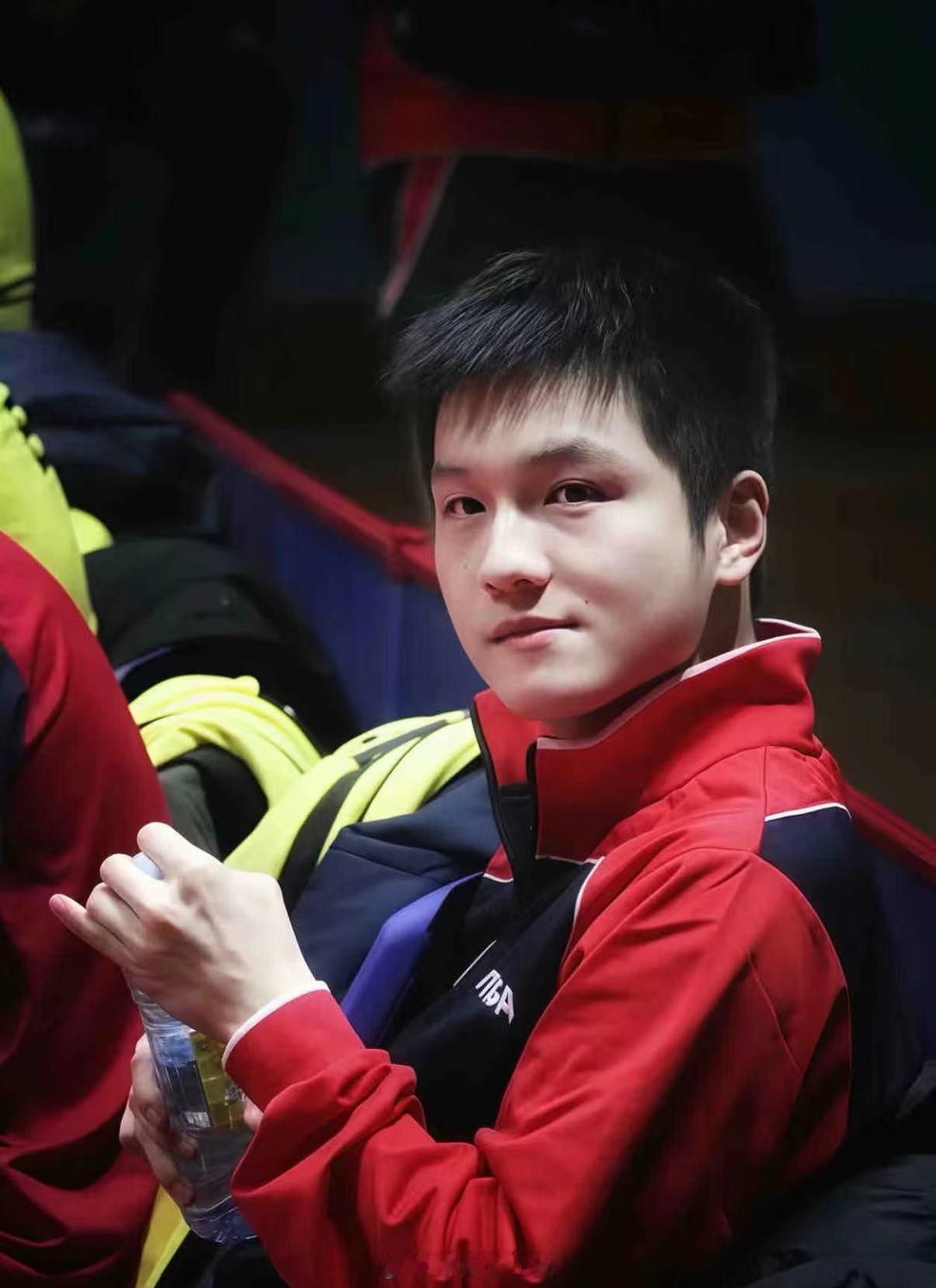 樊振东的职业生涯堪称“负重前行”的典范：自2012年征战国际赛场以来，单日4场及