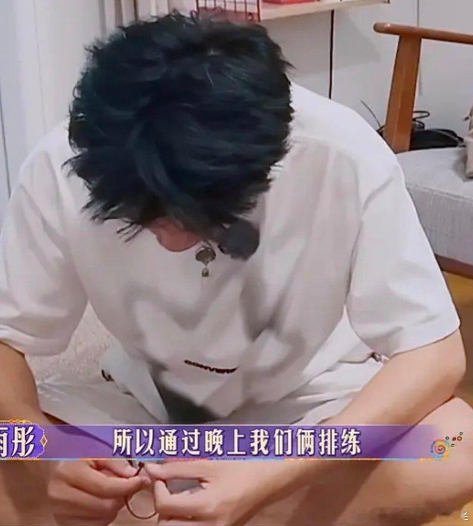在节目里遇到周雨彤这样的贴心大姐姐，小荣也能放开点了吧 ​​​