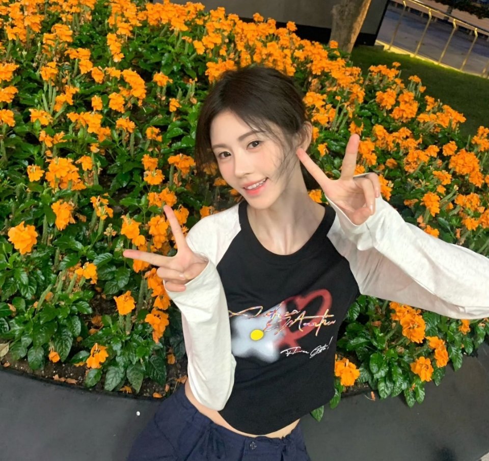 #鞠婧祎捧脸比耶照#鞠婧祎最新随拍橘色花中的小鞠，捧脸比耶好美[好爱哦][好爱哦