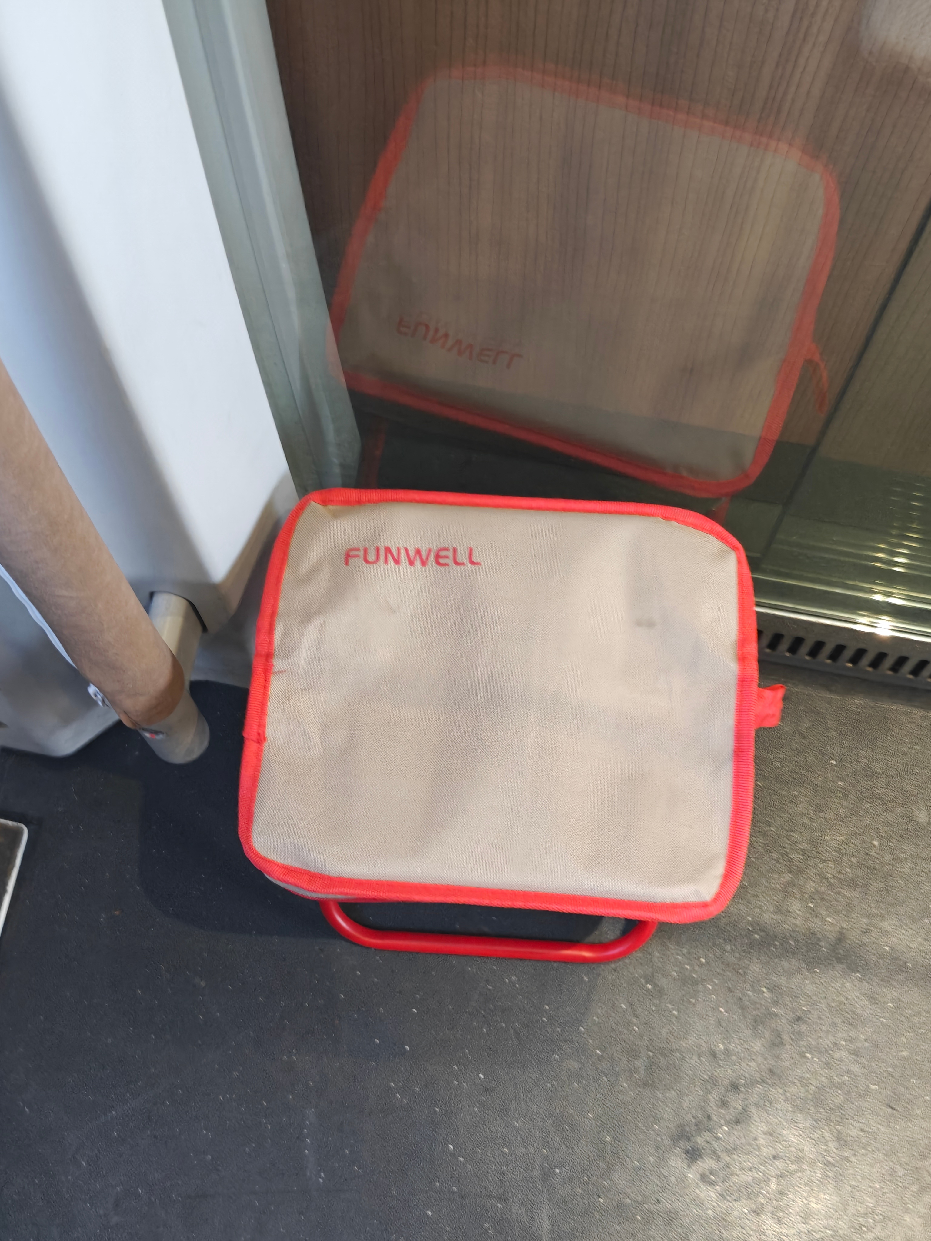 世界上还是好人多啊一个小姐姐路过我的时候问我是不是要站一路，给了我个小马扎，全网