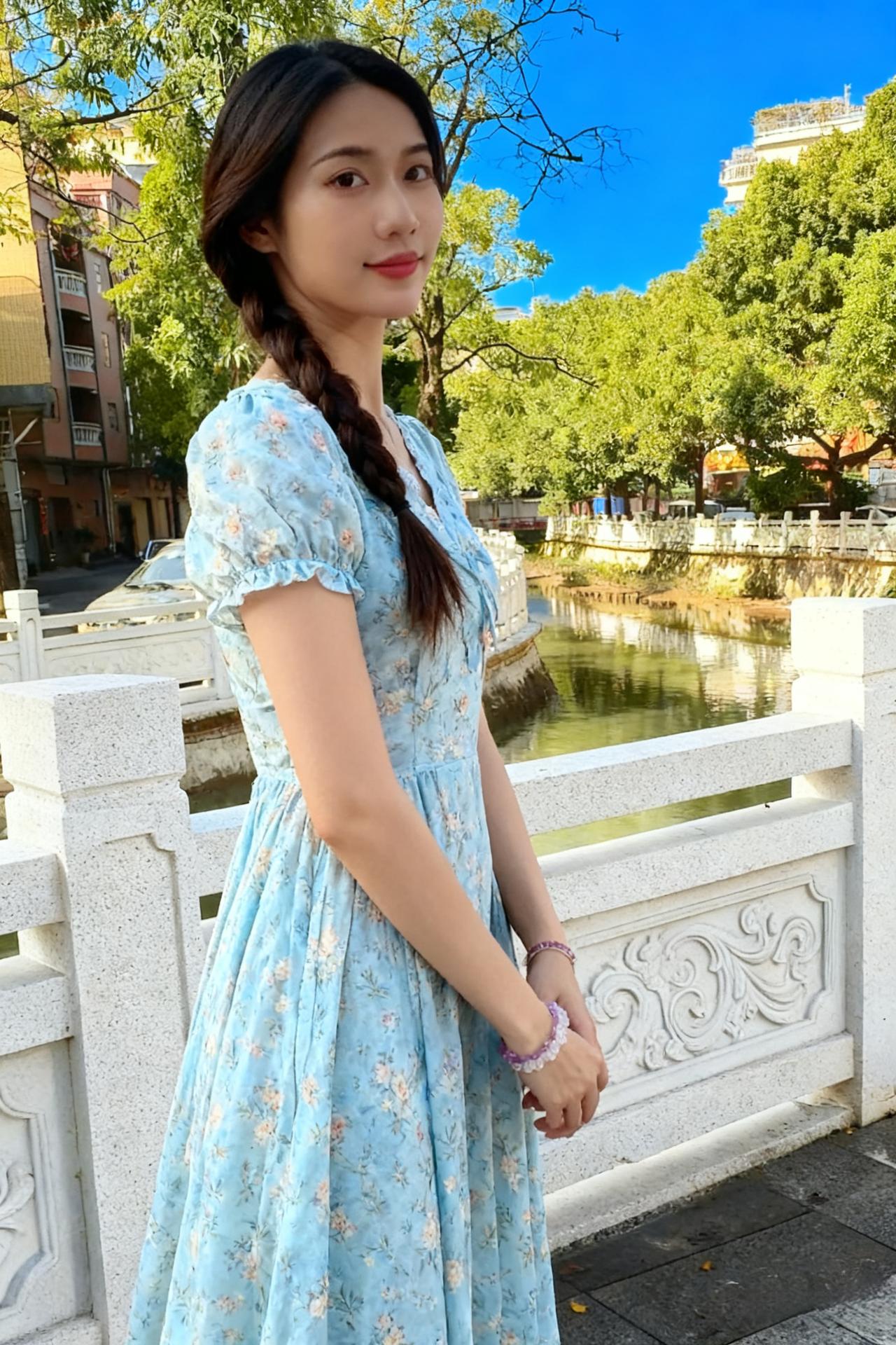 河干独立意迟迟，素靥轻匀晓日姿。
裙薄似笼三尺雾，辫垂欲绾一溪漪。
雕栏影蘸春波