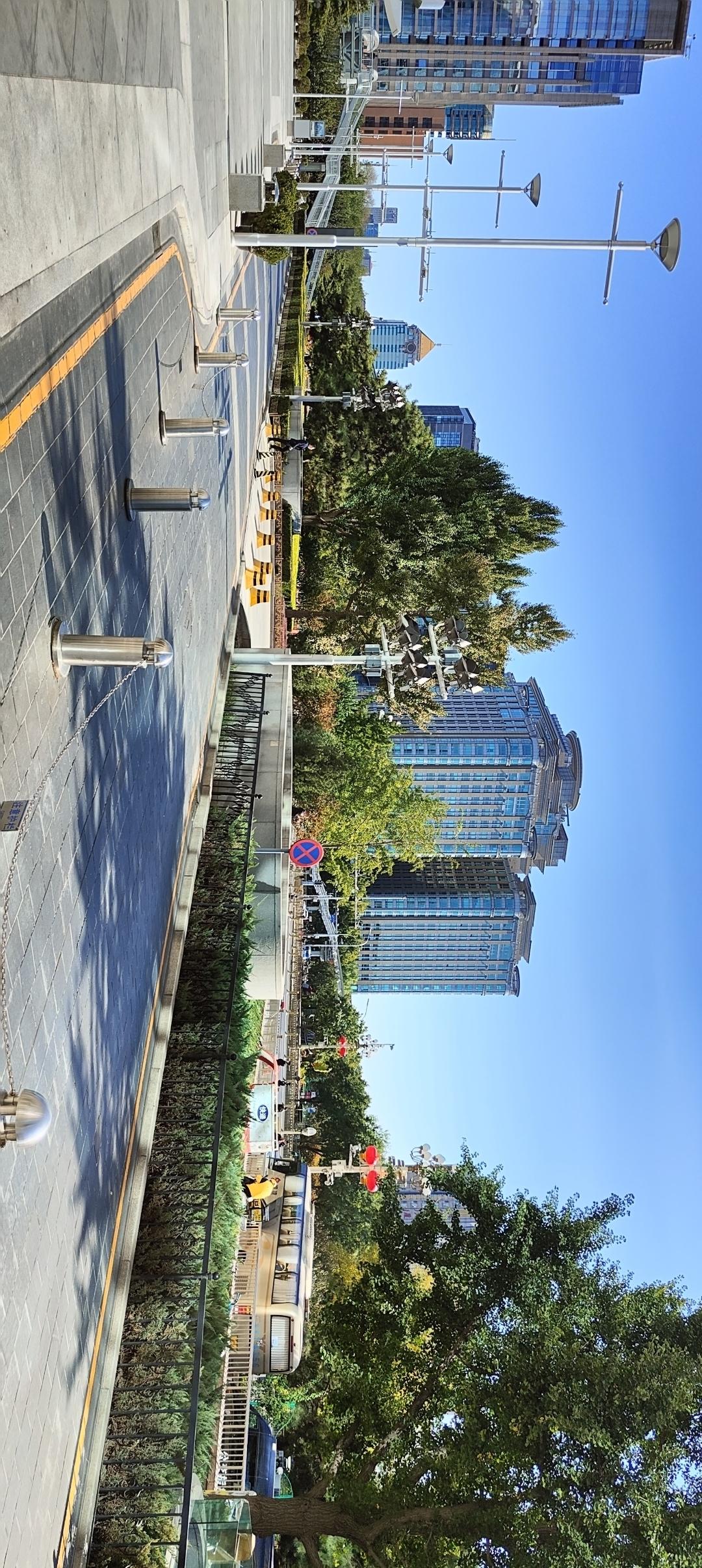 现代都市的繁华与宁静并存，蓝天白云下的高楼林立，绿树成荫，让人心旷神怡。
