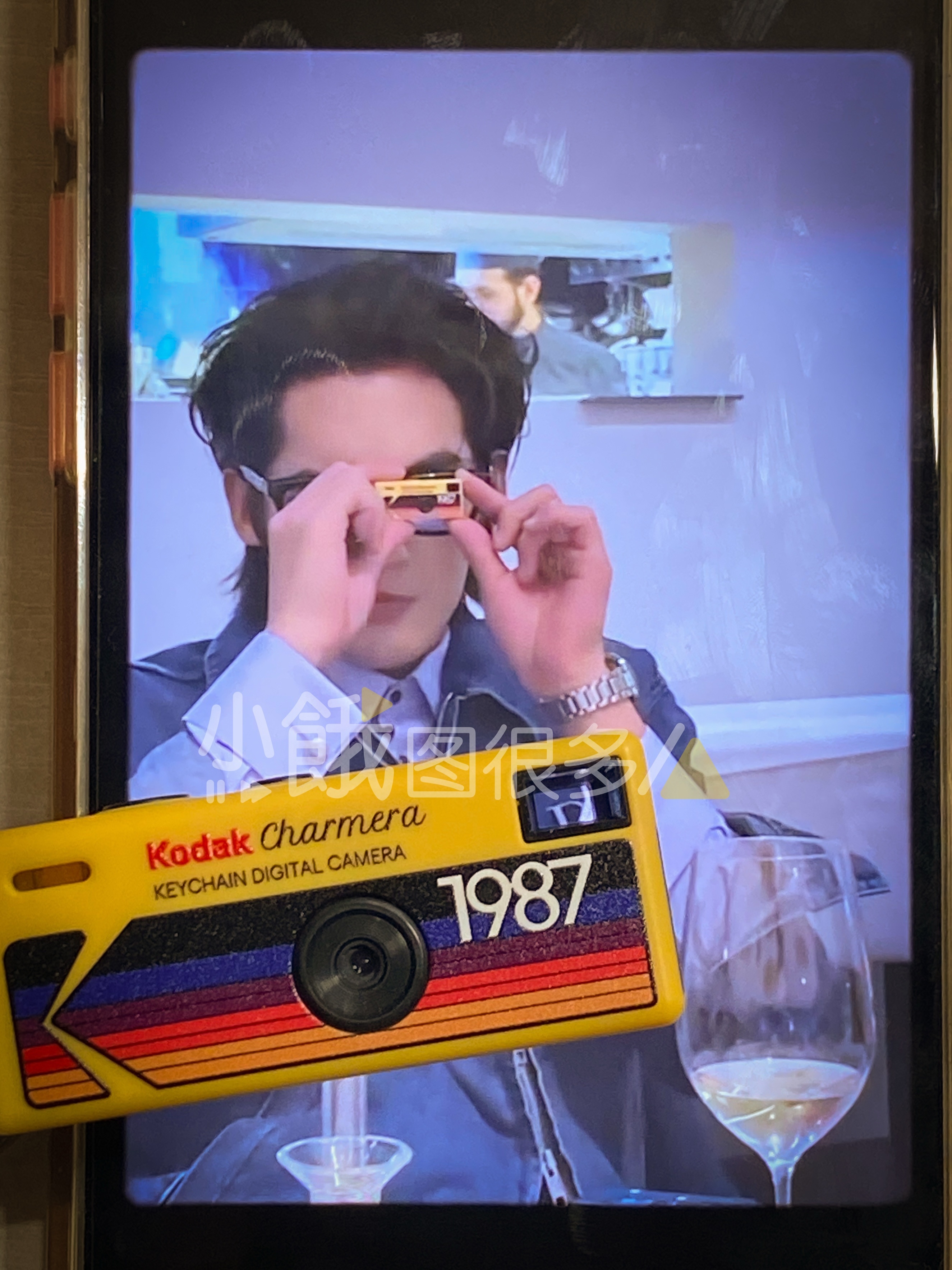 就……嗯？我打开了视频然后看了眼书桌上放着的这个小玩意这个盲盒好多种颜色呢