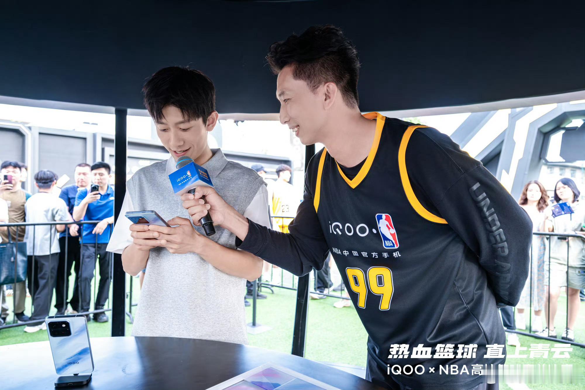 iQOOxNBA高校篮球赛张一山现身iQOO × NBA高校篮球赛总决赛现场🏀
