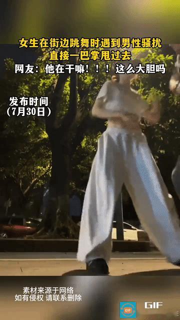 网友吵翻了:夜晚的马路边，一身材曼妙的女孩在路灯下跳舞，并拍着视频。女孩跳的特别