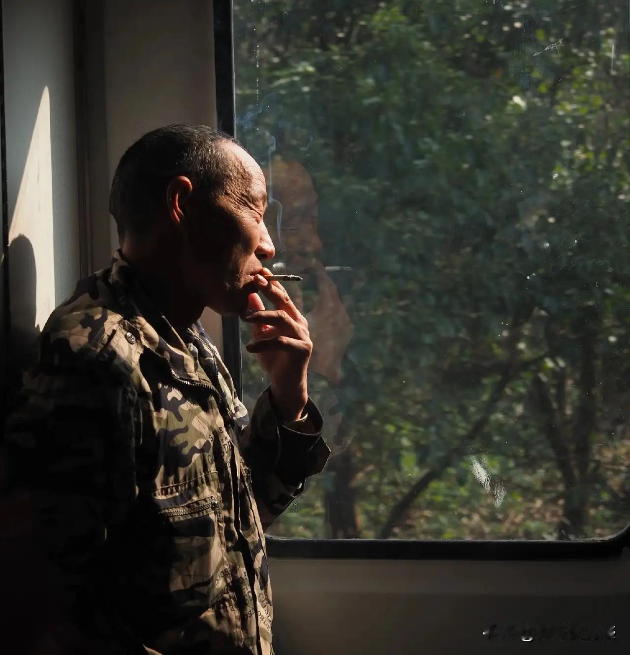 晚年生活，犹如一幅壮丽的山水画，既需“青山绿水”般的健康体魄，也离不开“桃李满天