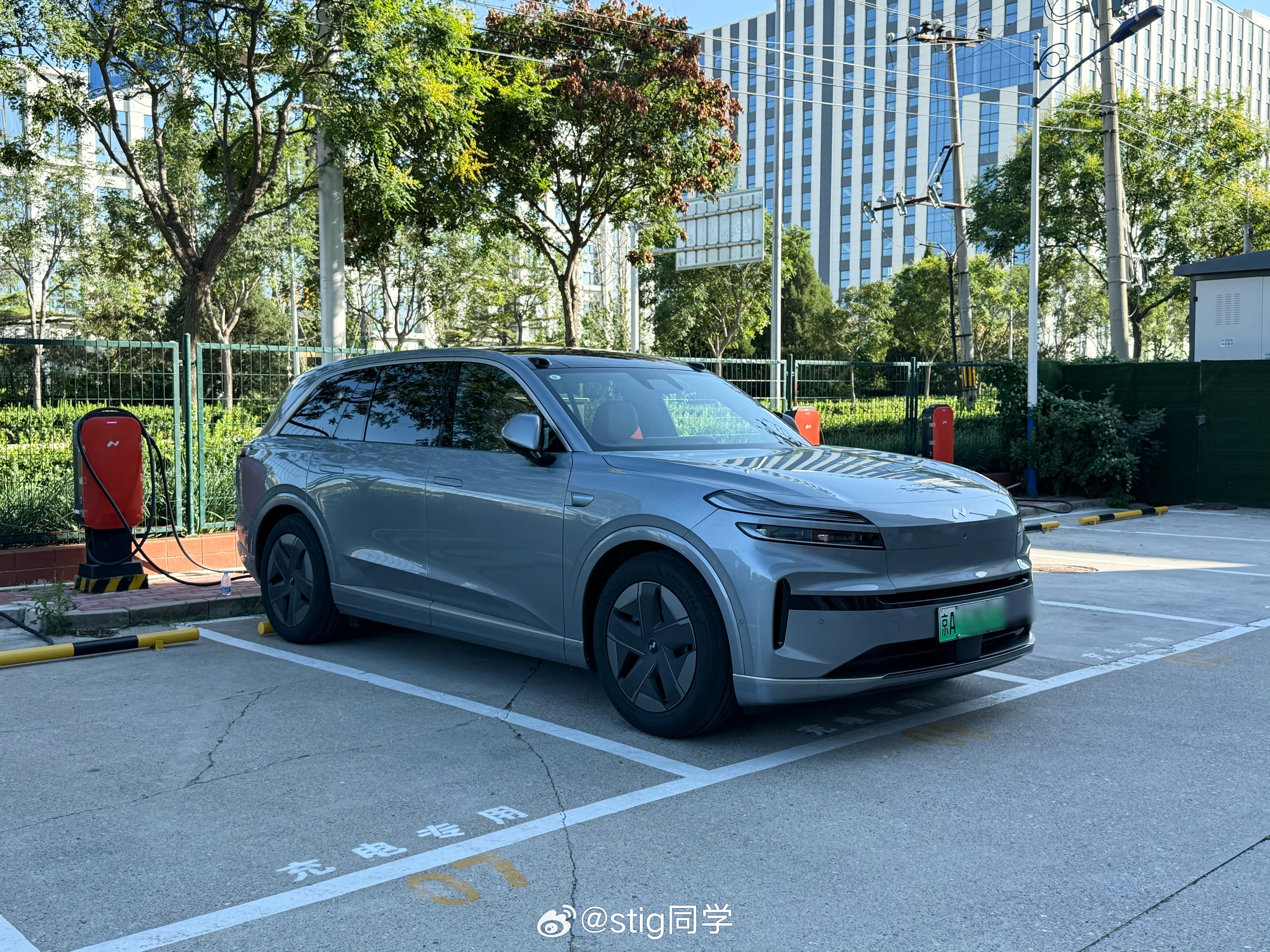 今天路过之前试驾乐道l90 的交付中心发现店已经变成小鹏了乐道现在的交付应该是和