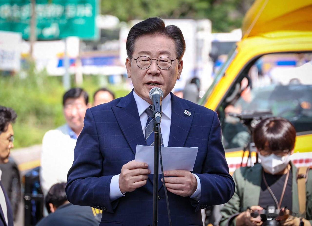 李在明会认真考虑和评估特朗普的提议，是否派军舰参与霍尔木兹海峡行动！

韩国也是