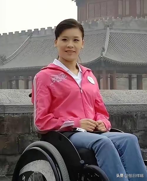真是日久见人心！1998年，17岁的体操天才桑兰，训练中发生意外，直接高位截瘫，