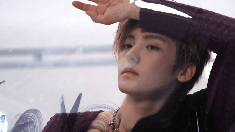 侯明昊果然紫色有韵味紫色深V毛衣若隐若现展现胸肌线条，黑金挑染发色强化神秘氛围，