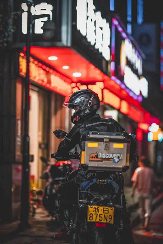 小镇唯一外卖员靠跑单月入过万！全镇人都宠着他，背后故事看哭全网
 
你敢信吗？在