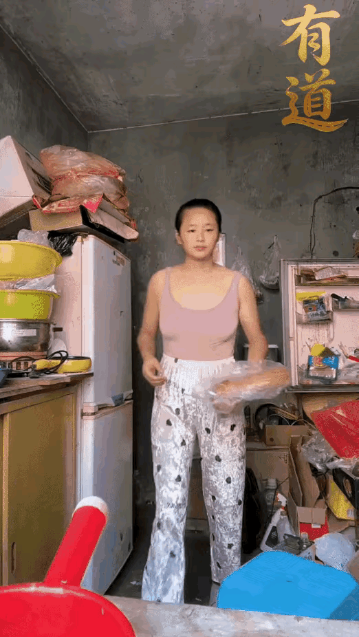 简陋朴素的农家小屋，墙面带着岁月斑驳的痕迹，冰箱、锅碗杂物随意摆放，处处都是真实