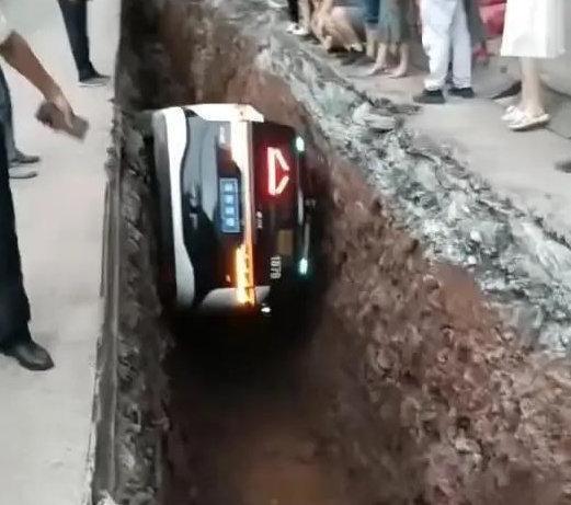 重庆一萝卜快跑载客掉进大坑多名网友发布视频称，重庆永川区内环东路附近，一辆萝卜快