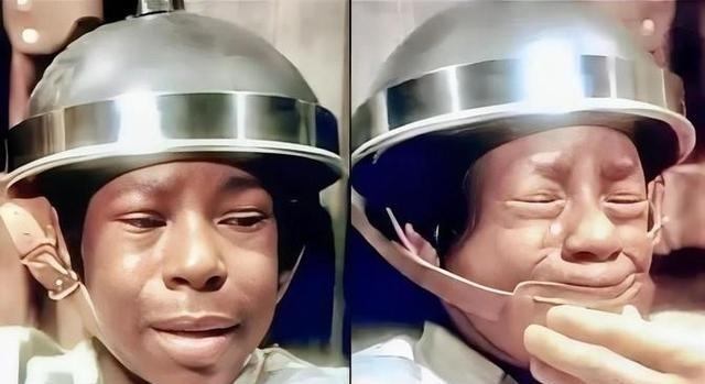 1944 年，美国最小的死刑犯乔治，被执行电刑。他被人们捆绑起来，换上衣服，送上