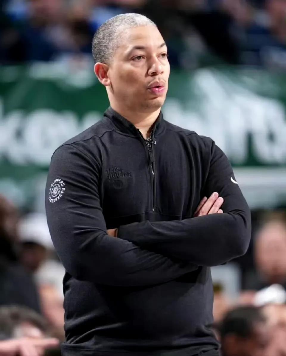 快船进攻三板斧
哈登/小卡分别单打
祖巴茨低位，一五挡拆
其他的基本就是邓恩那种