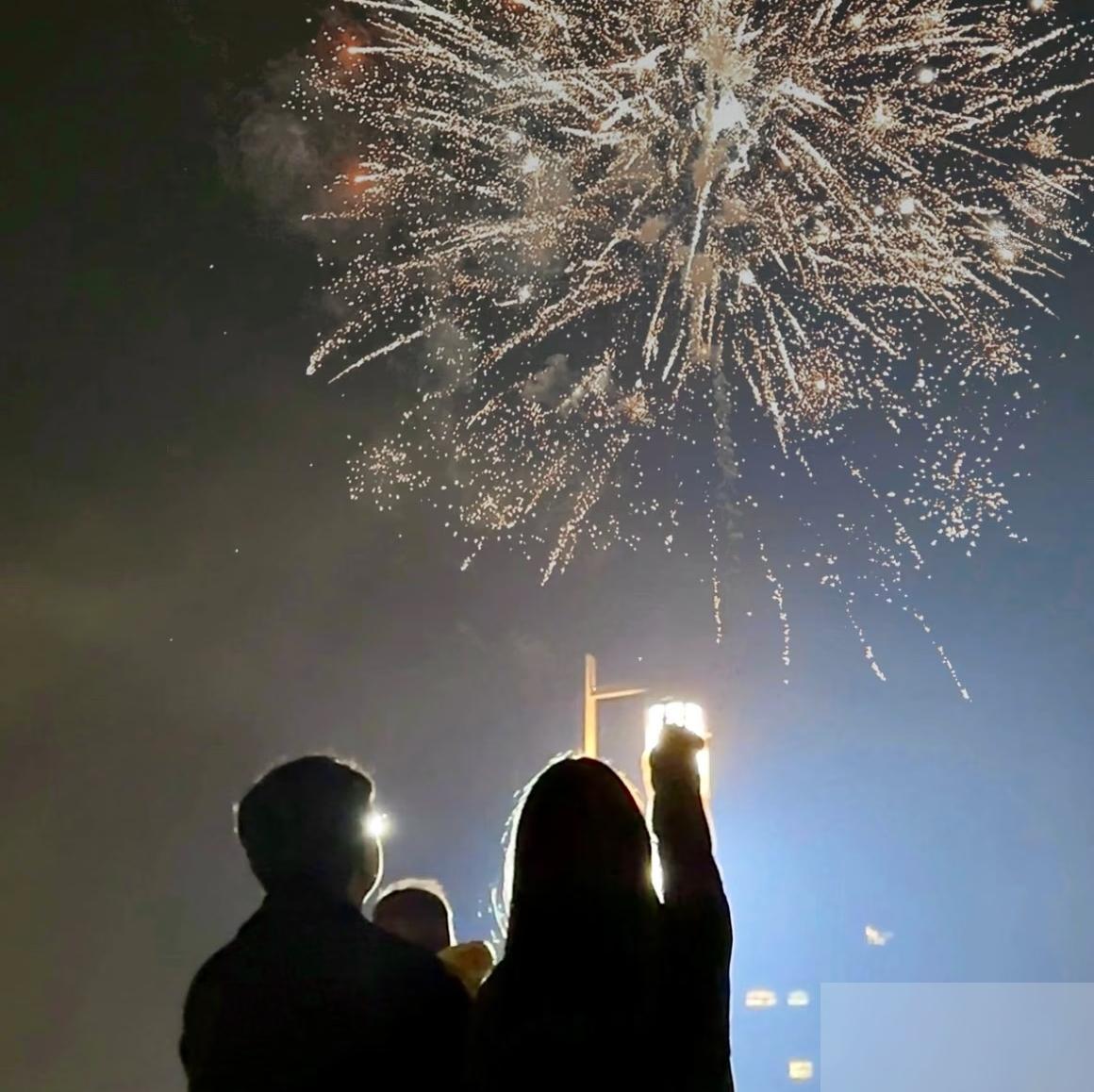 上海一位女士欠同村男子九万元，几年还不上，干脆提出以身相许。听着像段子，可最扎眼