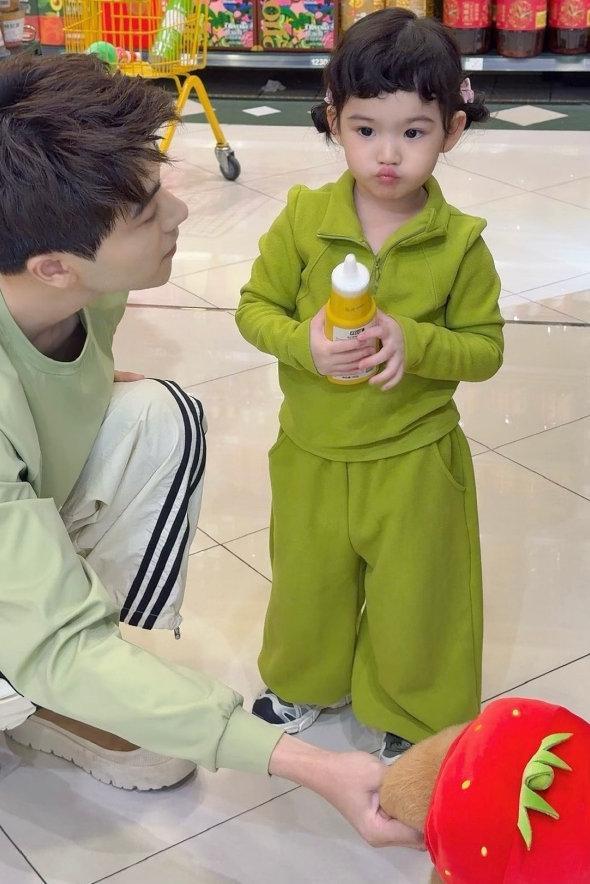 重组家庭爸爸为爱放弃事业 “和社会脱节可以再补，但孩子的童年脱节了就补不回来了。