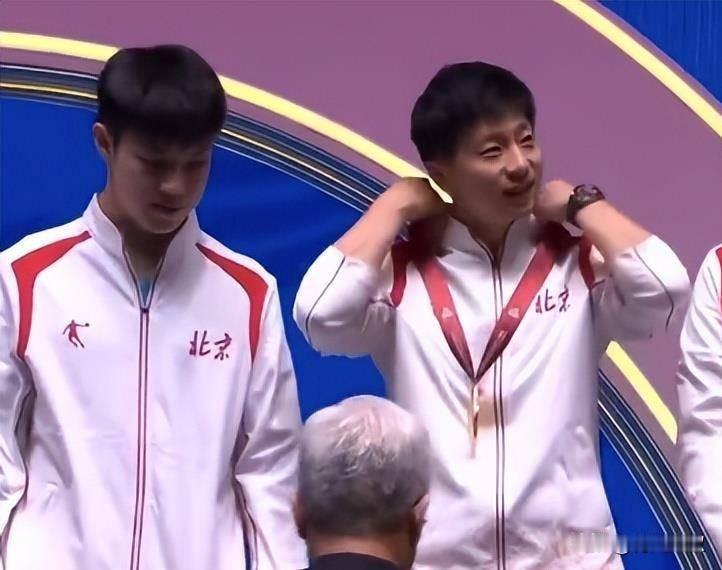 马龙这是多嫌弃和黄友政十指相扣！哈哈！

北京队领奖的时候，
是设计的手拉手动作