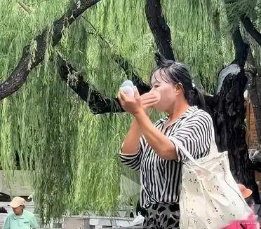 大妈认为的化妆就把脸涂白，顶着一张雪白的脸出门，也不怕吓到别人 
