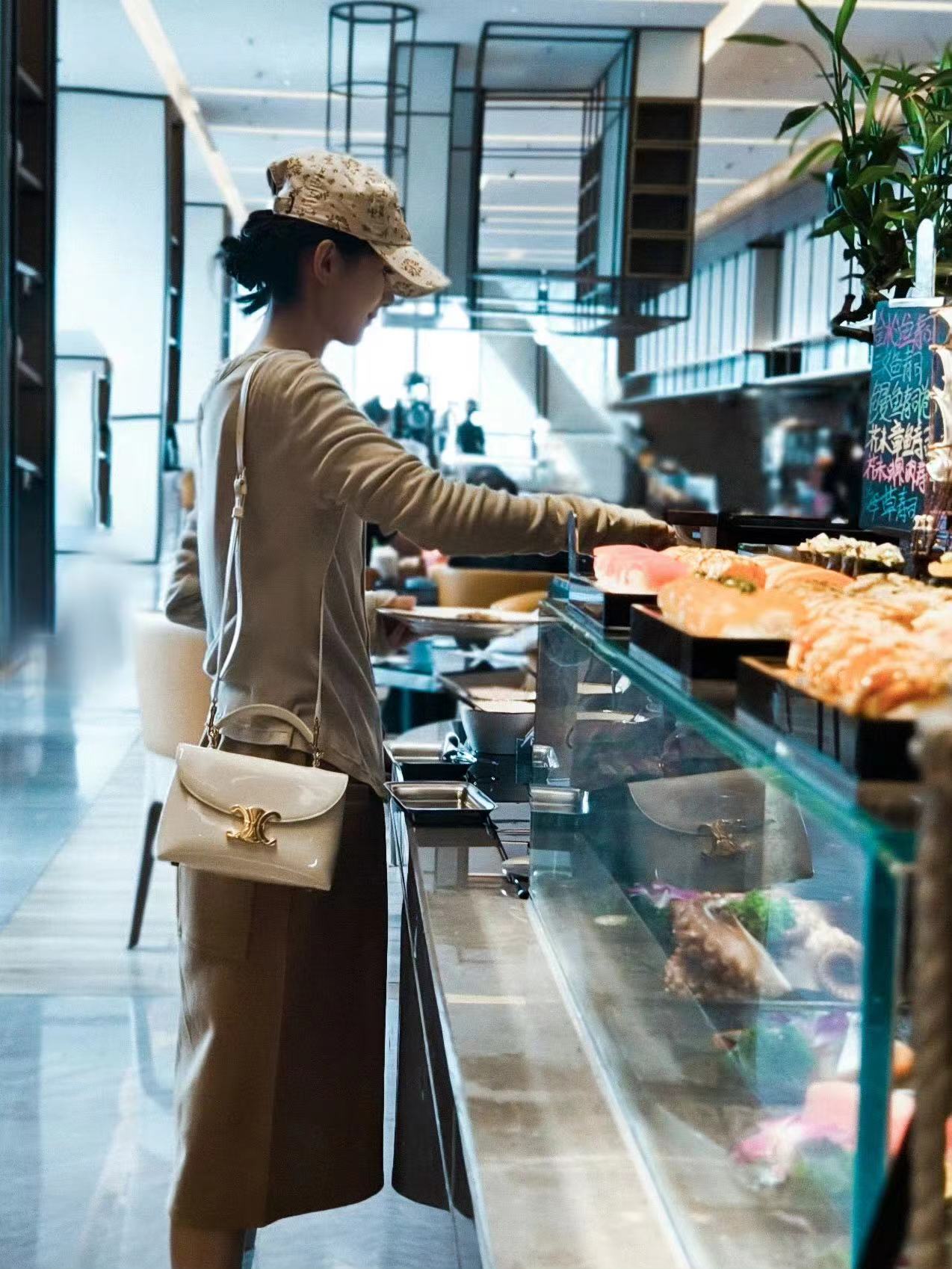 #赵丽颖扶腰背影图##赵丽颖的午饭是寿司#赵丽颖的午饭是寿司，好耶 ​​​