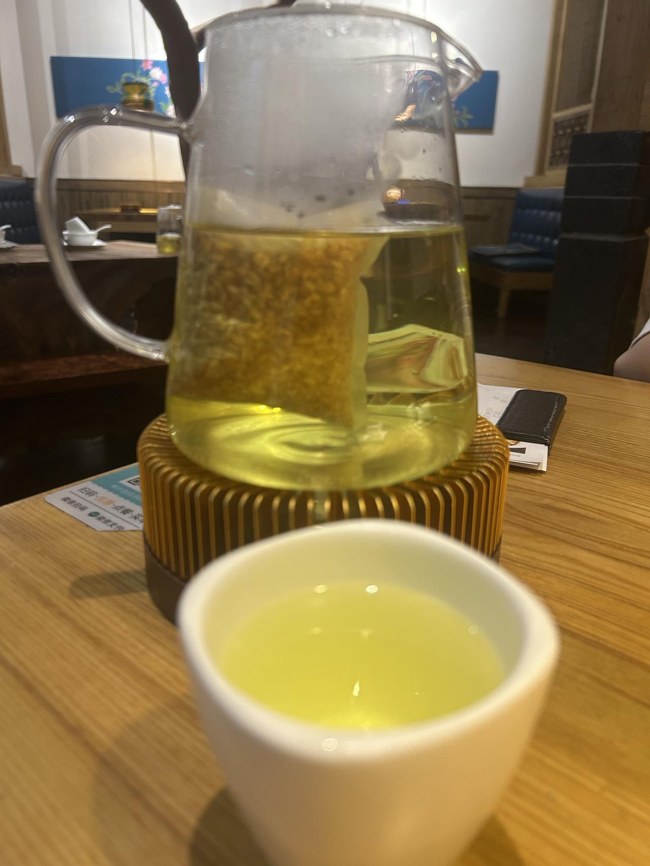 一壶苦荞麦，一盏明灯，一碟青椒炒茄子，一碟一碗香。写意，海印又一城佬乡楼。