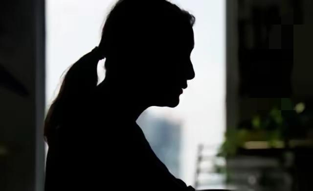 12楼翻窗逃检查，

  一条命换33万赔偿！

   这事儿真给所有人提了个大