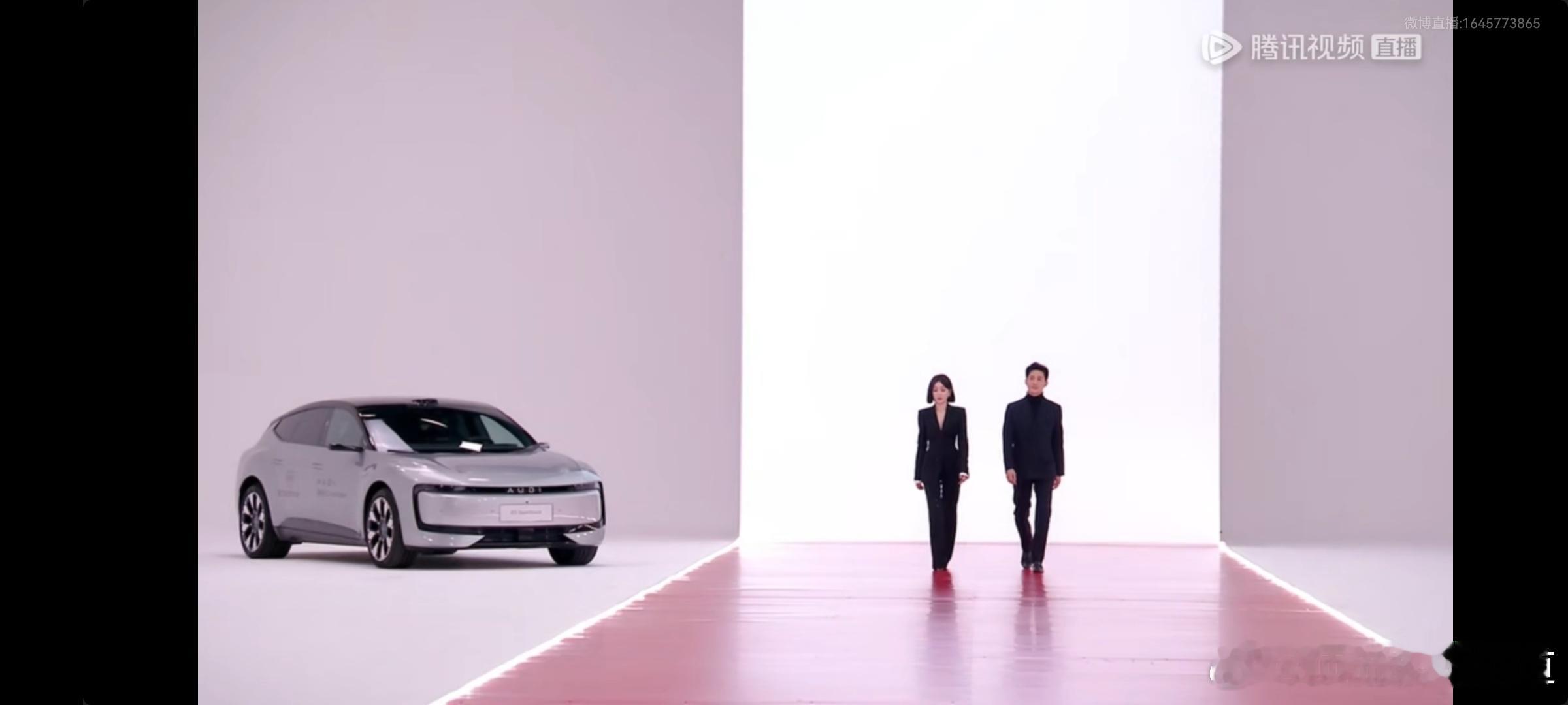 王阳和秦岚这一身黑色西服穿搭，中规中矩，再配上星光大赏的简陋的红毯背景，看上去特