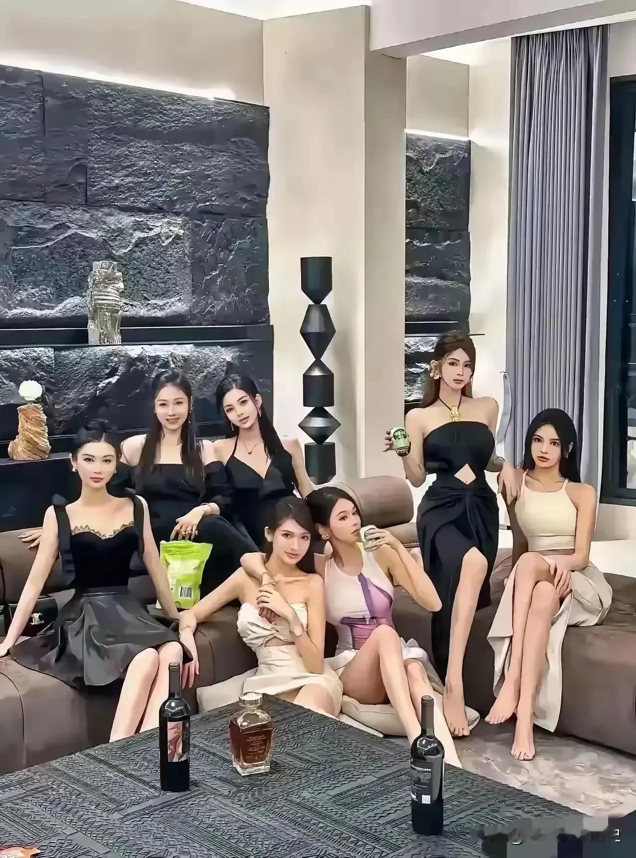 有谁知道这些女子是做什么的？

我朋友圈有个女的，一天天的没见干过活，天天就是晒