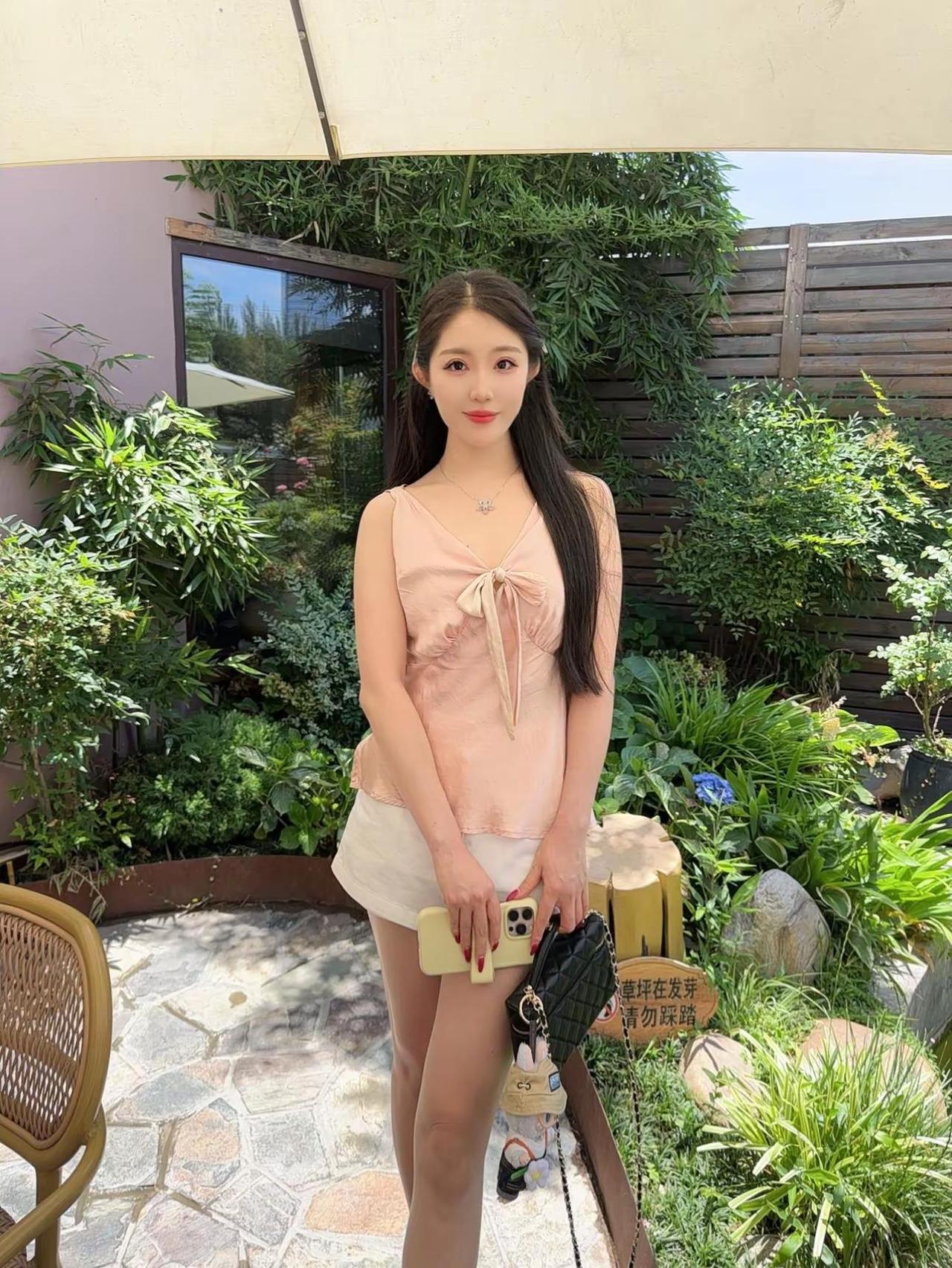 夏日花园穿搭 真丝上衣搭配半身裙 美食 氛围感院子餐厅