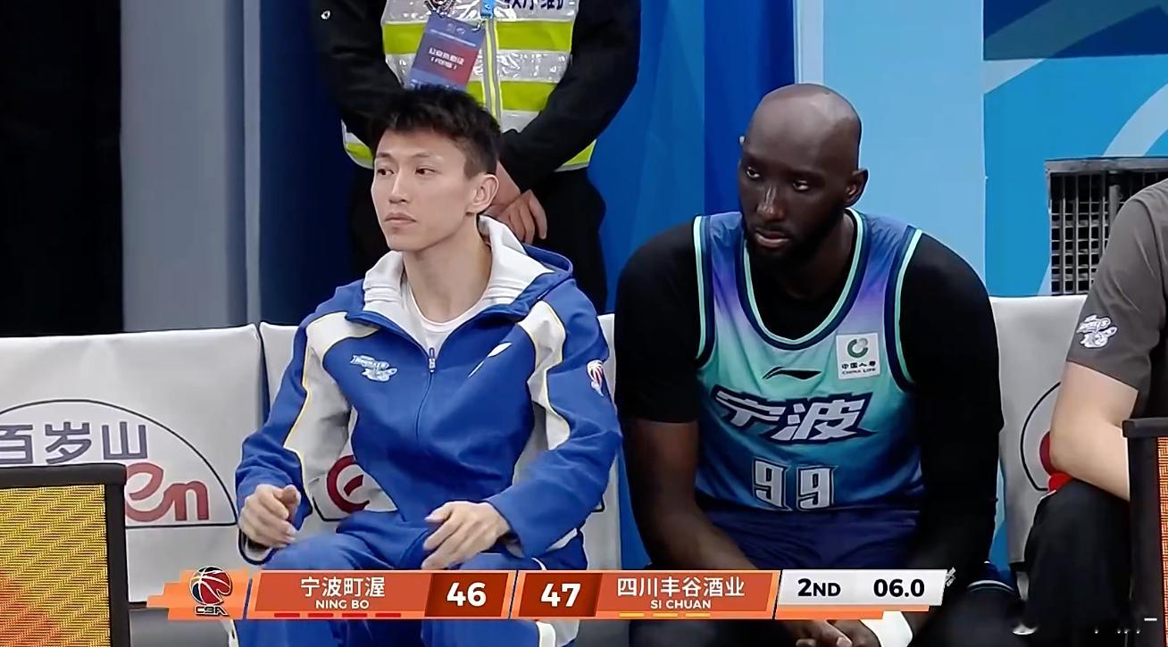 球队总经理被罚出场，主教练也同时离场，没有报名本场比赛的助理教练「刘晓宇」来到了