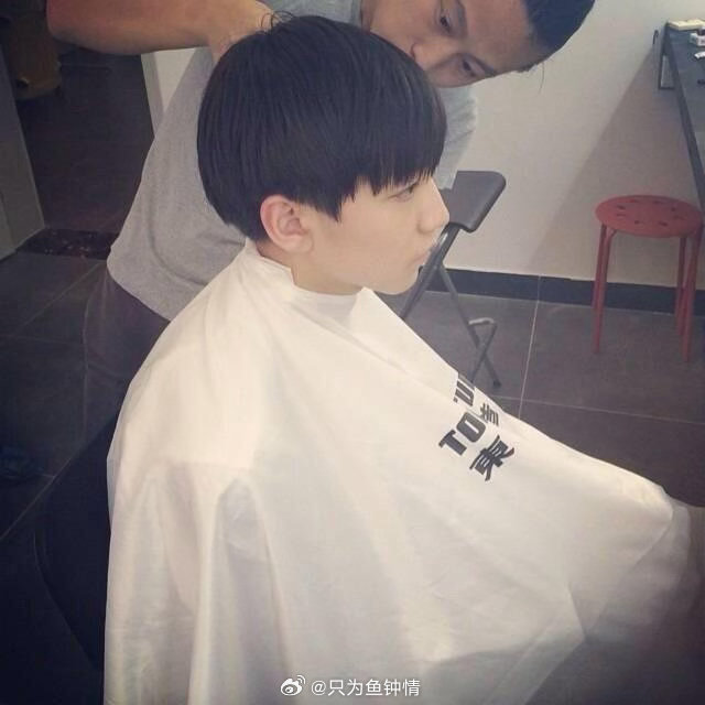 什么村子啊又有王俊凯又有易烊千玺我们的爸爸 安集给乡亲理发藏惊喜！小男孩剪发前后