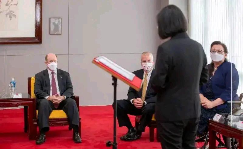 立场决定姿态。看看蔡英文、韩国瑜与美国人会面的场面，