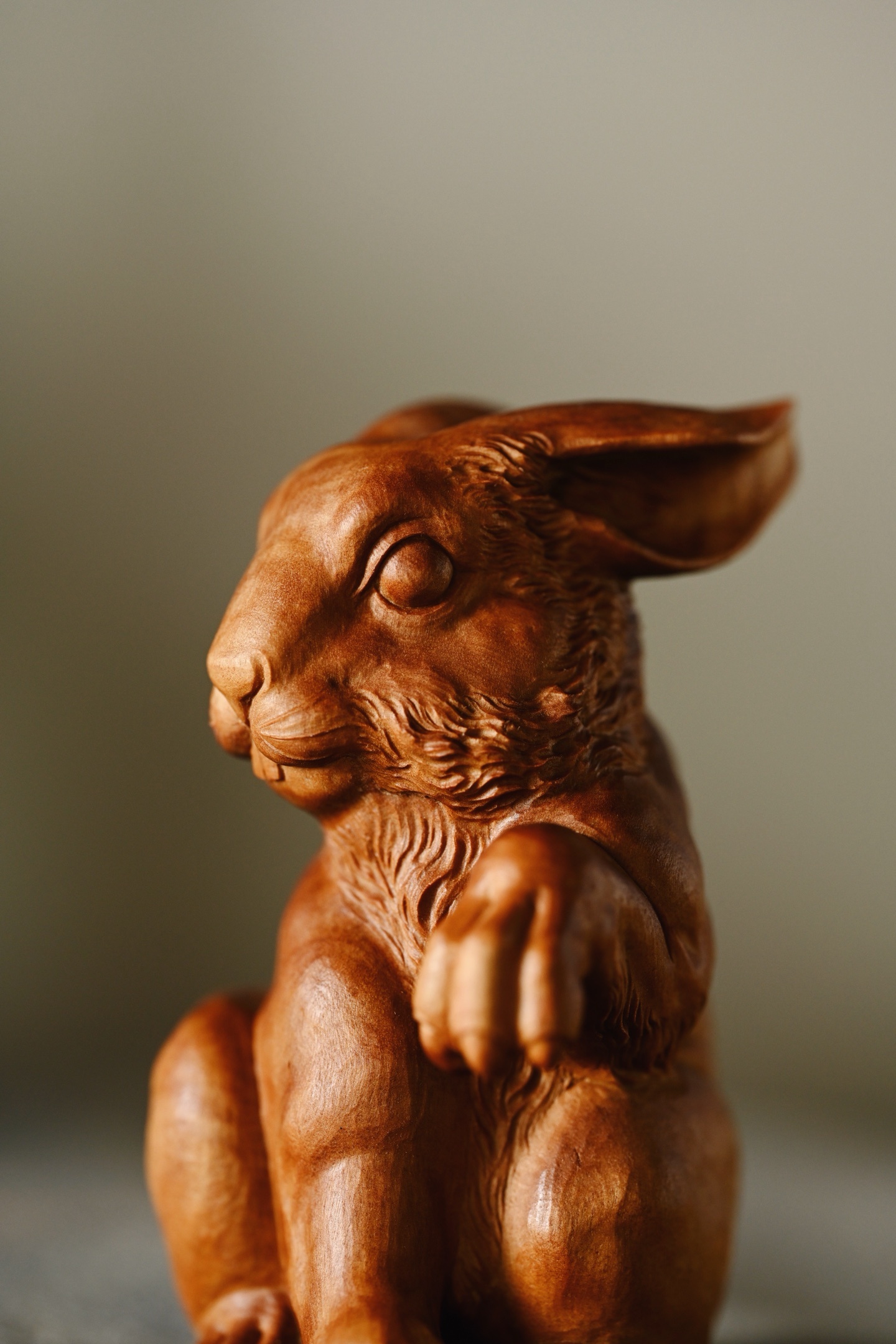 老山檀 | 瑞兔整料雕刻，料质清雅，瑞兔大眼长耳，饱满圆润，玲珑可爱，陈设案头，