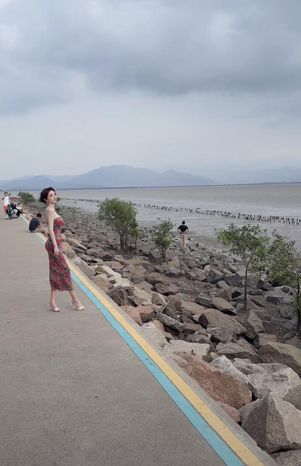 海边漫步，裙摆飞扬，享受宁静时光。🌊👗💃