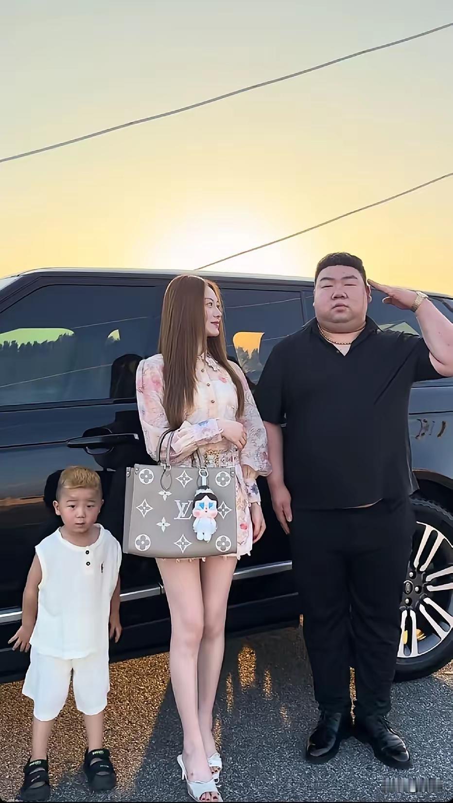 本是大老板，
身价有千万。
娇妻幼子陪，
风光美无限。