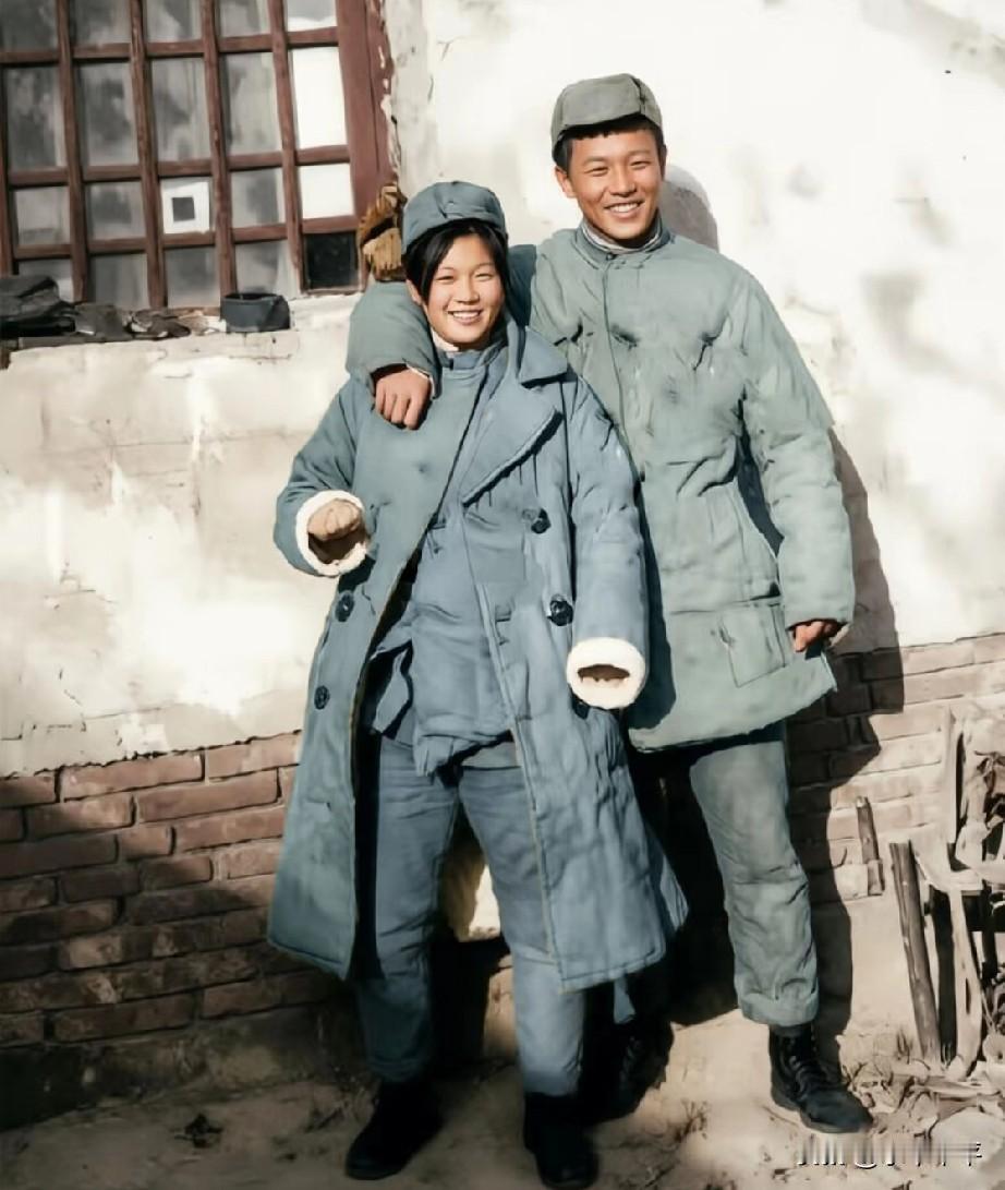 开国中将李天焕和妻子的合影(Ai修复)，多么青春！
可惜不久，已有身孕的妻子遭遇