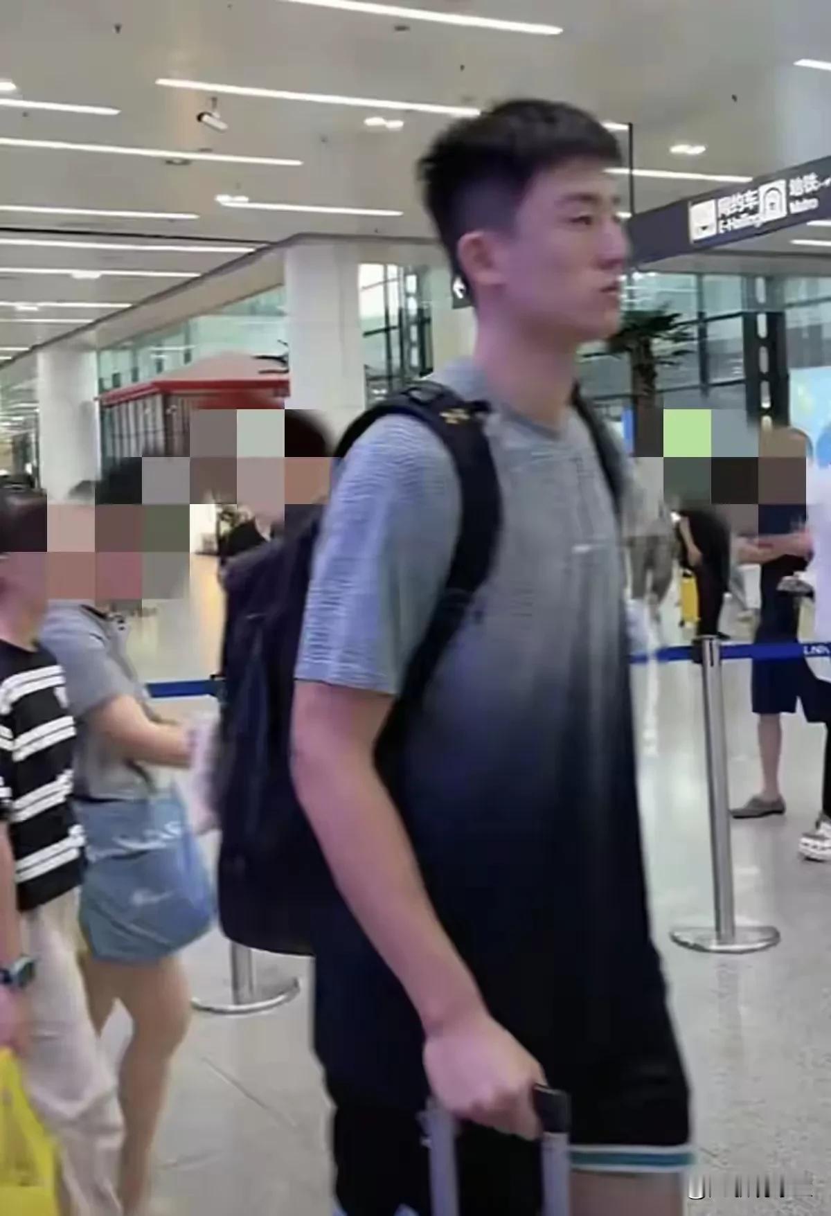 辽宁男篮U21已经从河南赛区返回沈阳，热情的辽宁球迷在沈阳桃仙机场接机，并为球员