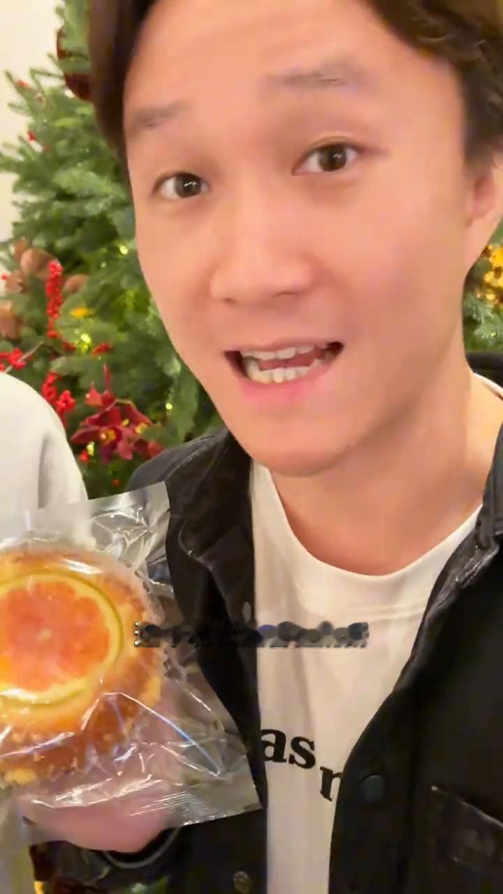 明星面包系列：卫诗雅。
我手上这一款就是双重抹茶碱水棒，这个就是香橙奶酥。今天会