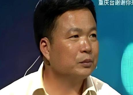 山东一女孩父亲去世，母亲瘫痪，无奈她辍学打工，陌生男子不忍心资助她上大学，谁知，