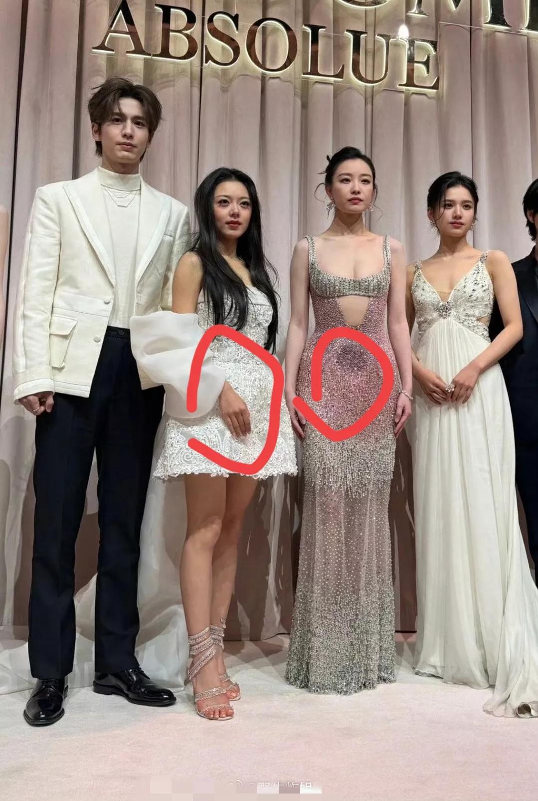 倪妮这个地方怎么回事，像黑洞！赵今麦穿的是孕装吗？