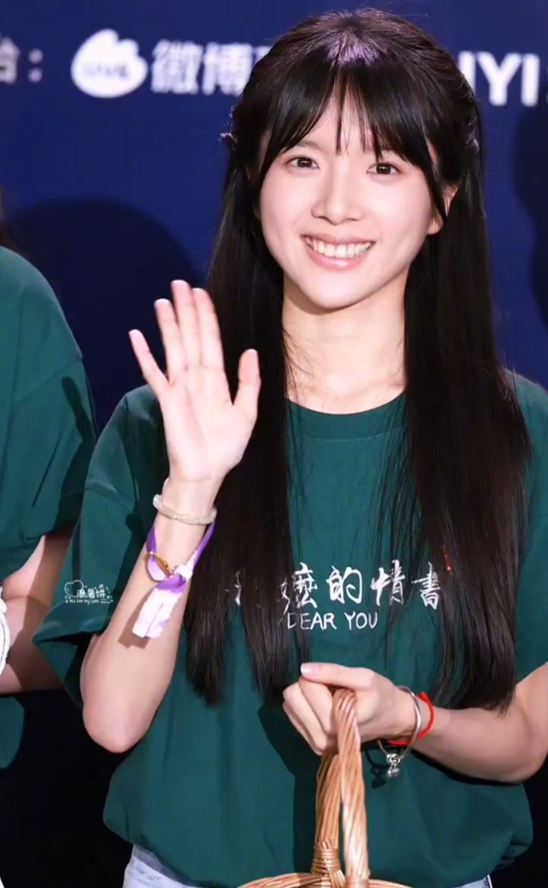 红手链，绿组服，特别青春活力的妹妹，伟大的新人美时期！李思潼走红毯也穿工服
